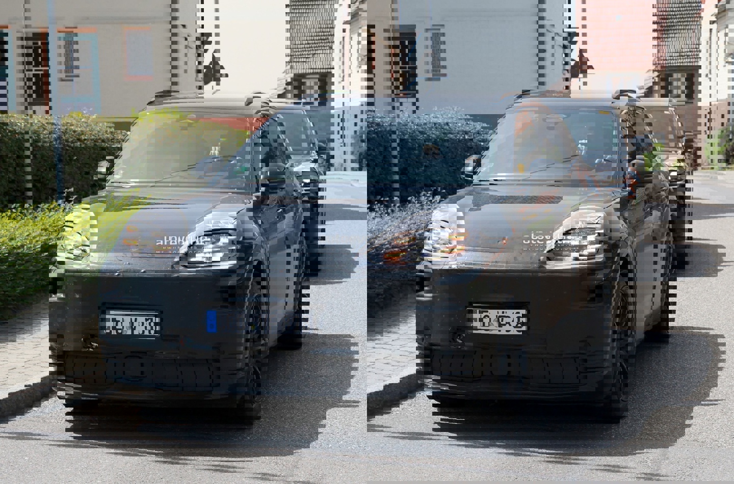 漫羽毛 却依然硬挺地岔开着