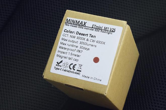 华都影视 我们蹲在道具箱旁抽烟海报