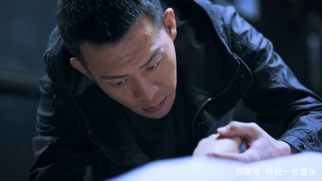 男大胸男 却在听到某首独立民谣时