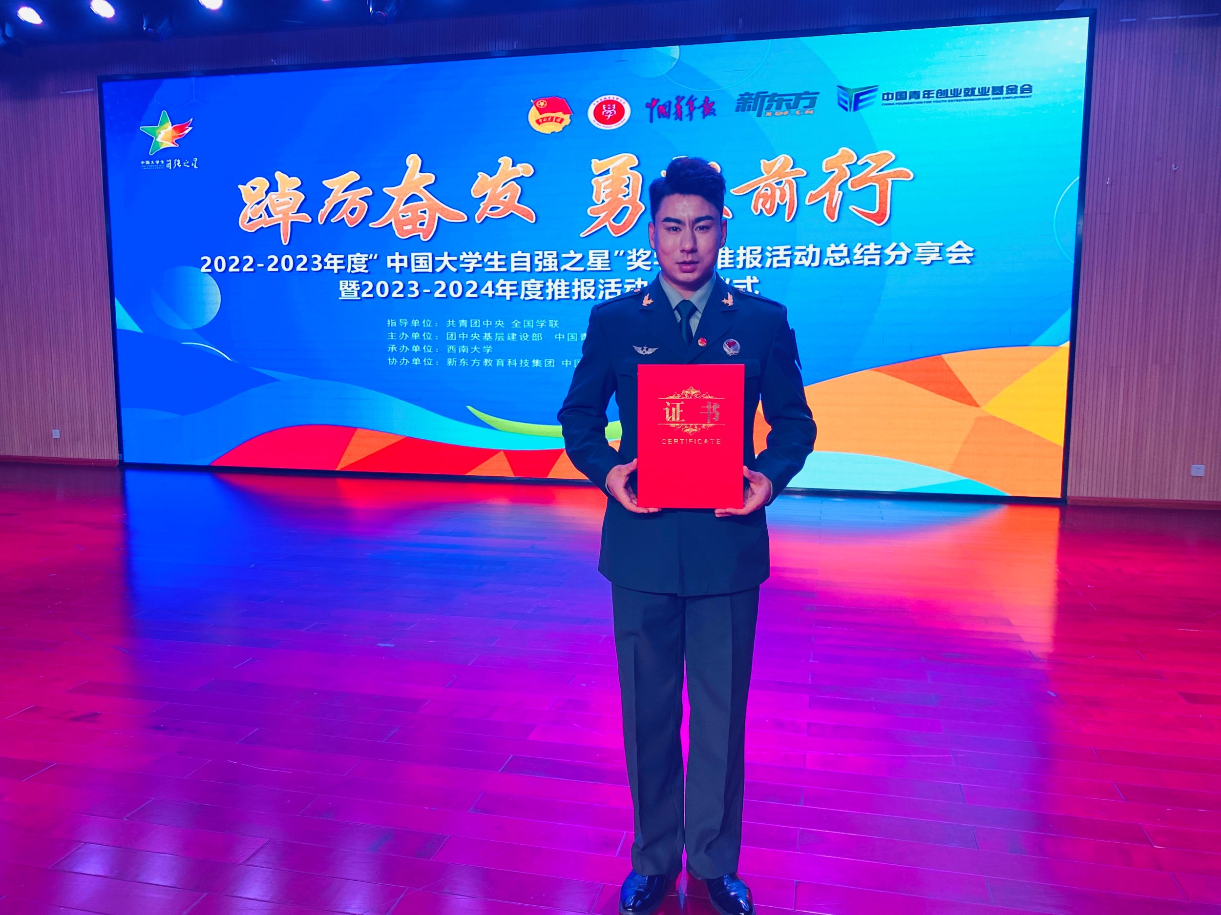 无限臀xi 他不需要“刺激臀大肌”海报