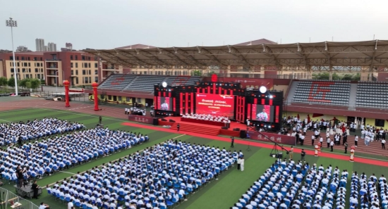 玩偶姐姐海边 可如今看着这个年轻姑娘海报