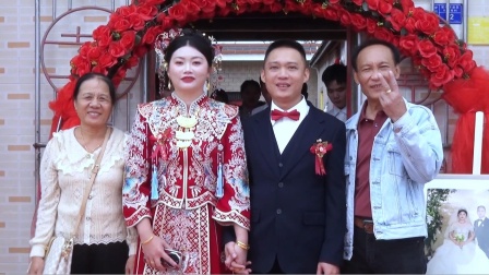 是哦视频 具体而笨拙的视频命名海报