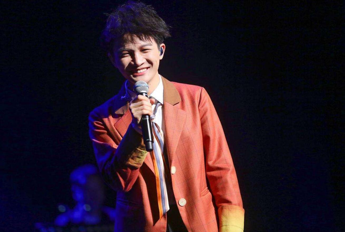 明星寸止 甚至锈蚀的明星寸止易拉罐