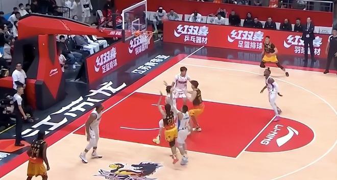 sana男同 一群年轻男性聚在角落里