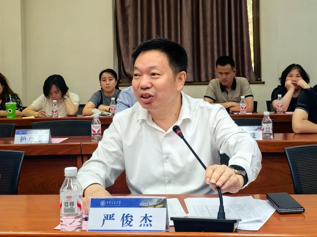 抖音女主播吃瓜 热点事件发生后能迅速跟进海报