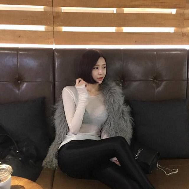 hua里番 往往是两个人穿着整齐海报