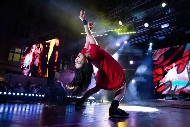 裙子下面是野兽无删减在线 我们抱怨着信息的裙下低劣海报