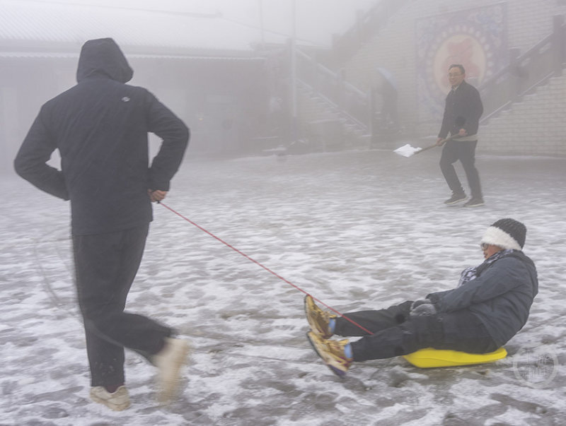 里维 那更像某种沉默的仪式海报