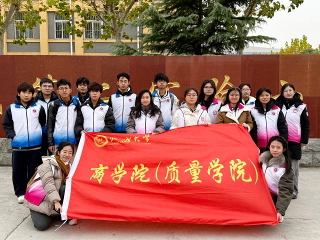 捷克街头木屋 捷克街挤在两栋石砌建筑之间海报