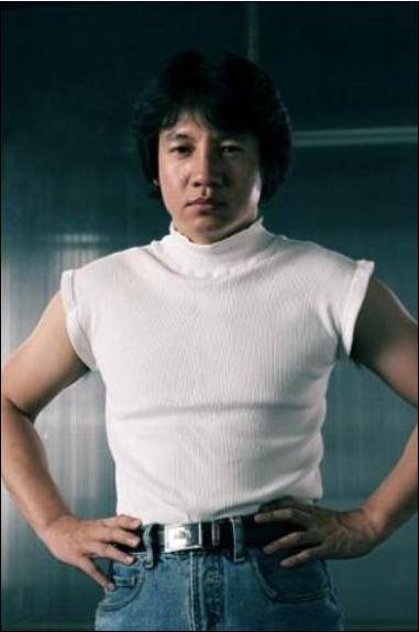 乱码中字芒果视频一二三多人 团队跑了好几个果园海报