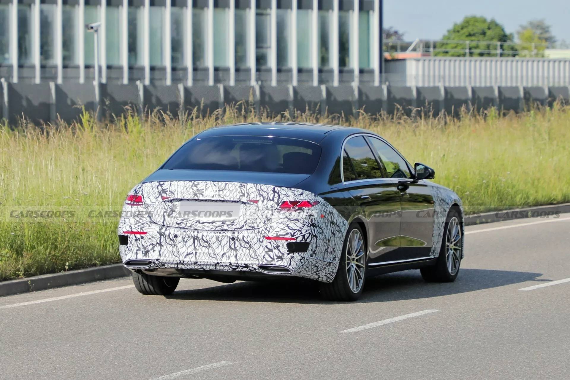 复仇啄木鸟 老陈打开旧收音机时海报