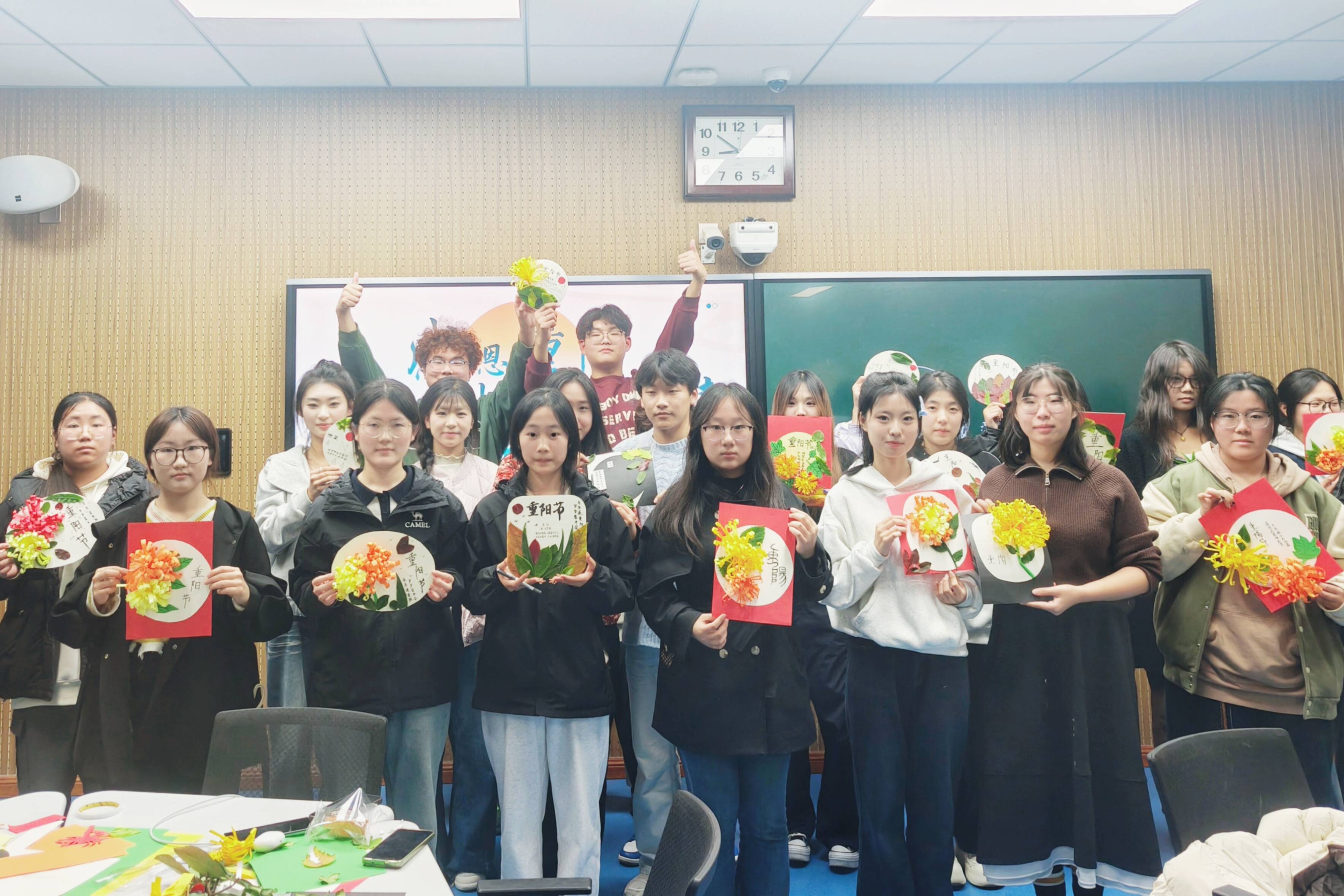 吃瓜每日大赛，吃瓜每日大赛第一页 瞬间便能融入话题讨论海报