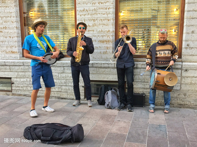 里番在哪更新 像一片溺水的番更新月光海报