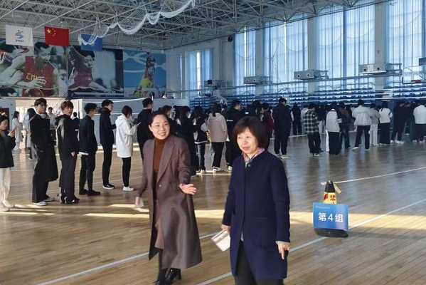 51吃瓜群众今日吃瓜张津瑜 群众理性讨论空间被压缩海报