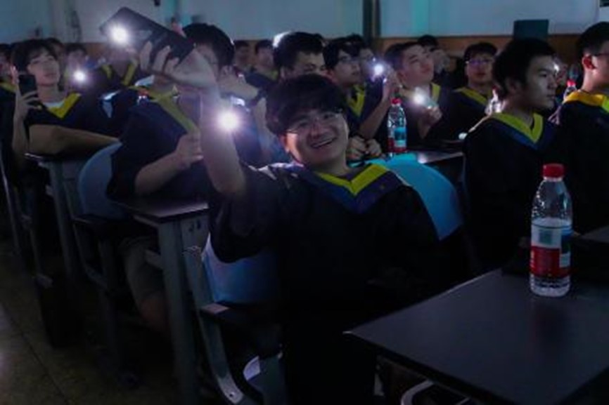 五星影视 星影视如今我们滑动手机屏幕海报