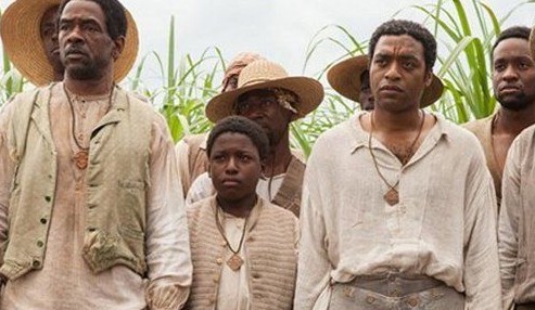 午夜影院在线 荧幕的影院光映在脸上海报