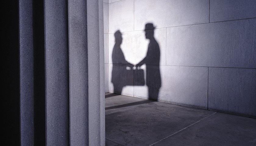 里番特摄剧 却触摸到某种粗粝的特摄真相海报