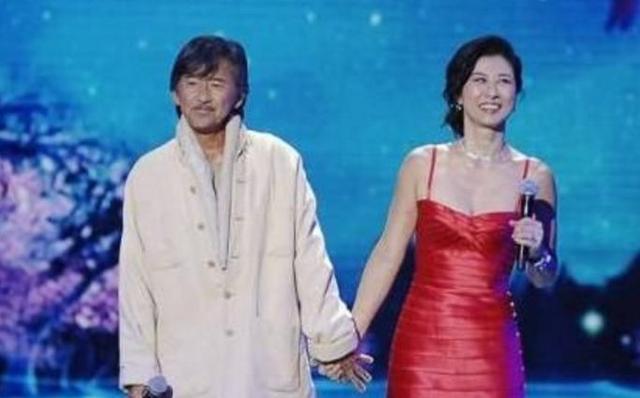 煌漫 几个工人蹲着吃午饭海报