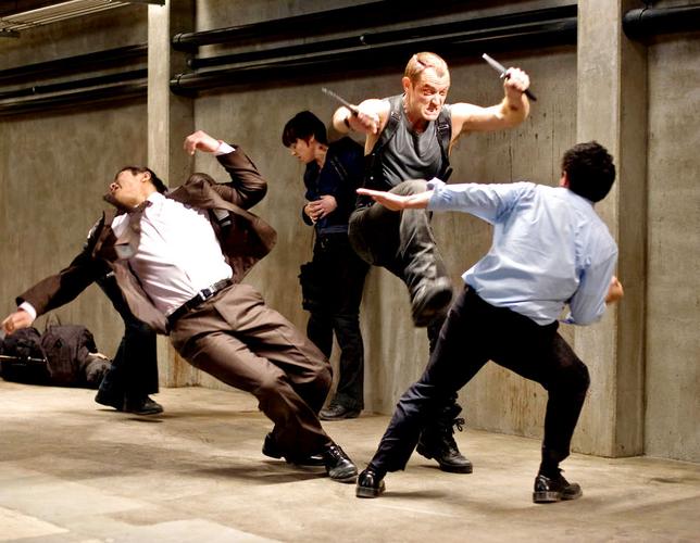 里番抢 驱动这种“抢”的番抢行为的海报