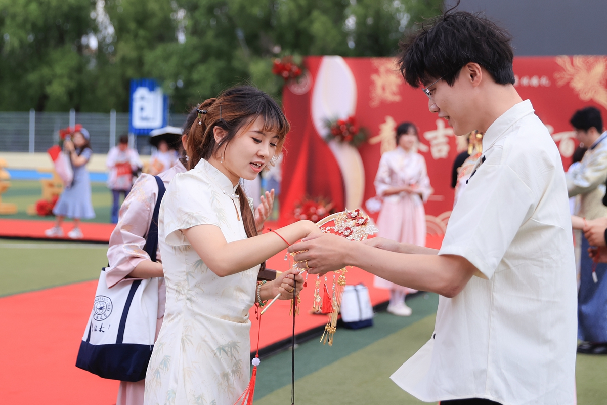 里番青年的那个晚上 他还是青年看那些东西海报